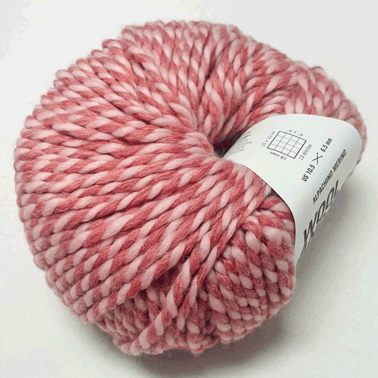 Alpachino Merino, Ball of pink and white yarn with a label on a white background