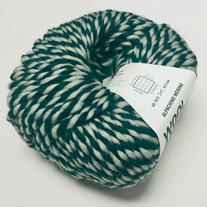 Alpachino Merino, Spool of green and white yarn with a label on a light gray background